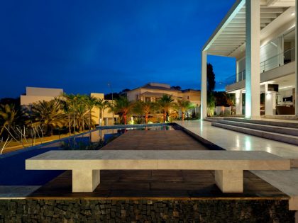 A Spacious Contemporary Home with High Ceilings and Tall Glass Walls in Goiânia, Brazil by Dayala+Rafael Arquitetura (8)