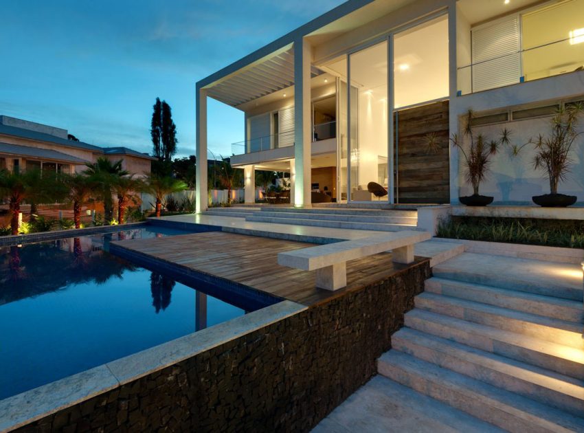 A Spacious Contemporary Home with High Ceilings and Tall Glass Walls in Goiânia, Brazil by Dayala+Rafael Arquitetura (9)