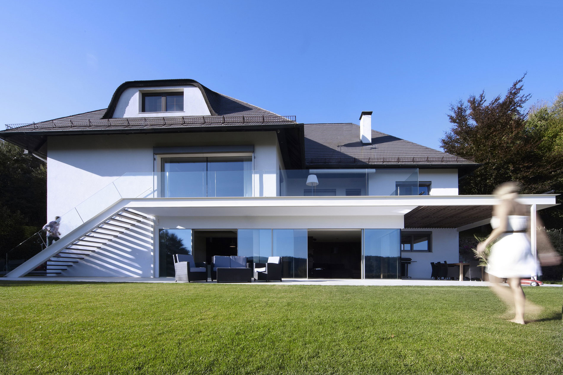A Spacious Family Home Surrounded by Vast Expanses in Klosterneuburg, Austria by SUE ARCHITEKTEN (1)