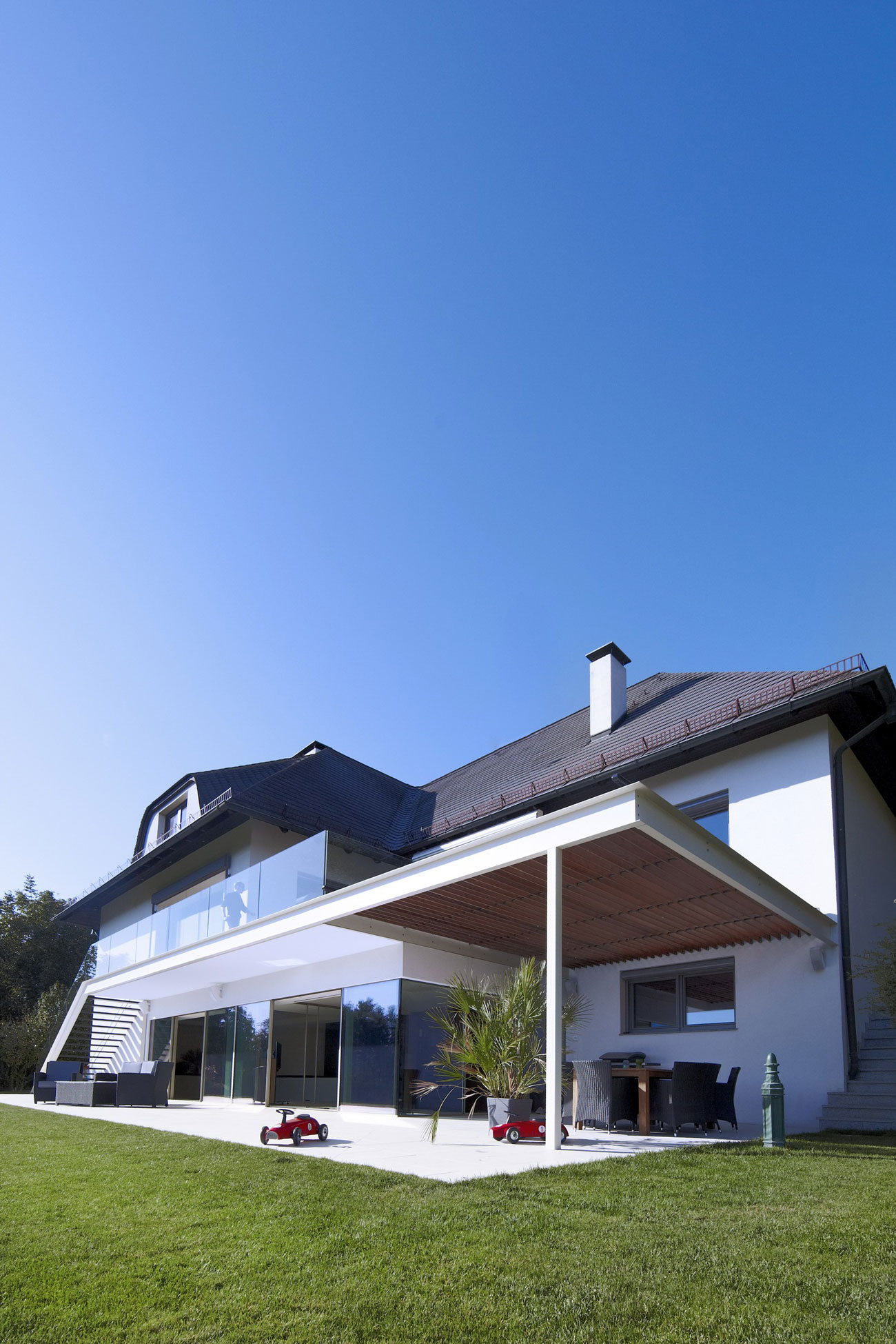 A Spacious Family Home Surrounded by Vast Expanses in Klosterneuburg, Austria by SUE ARCHITEKTEN (2)