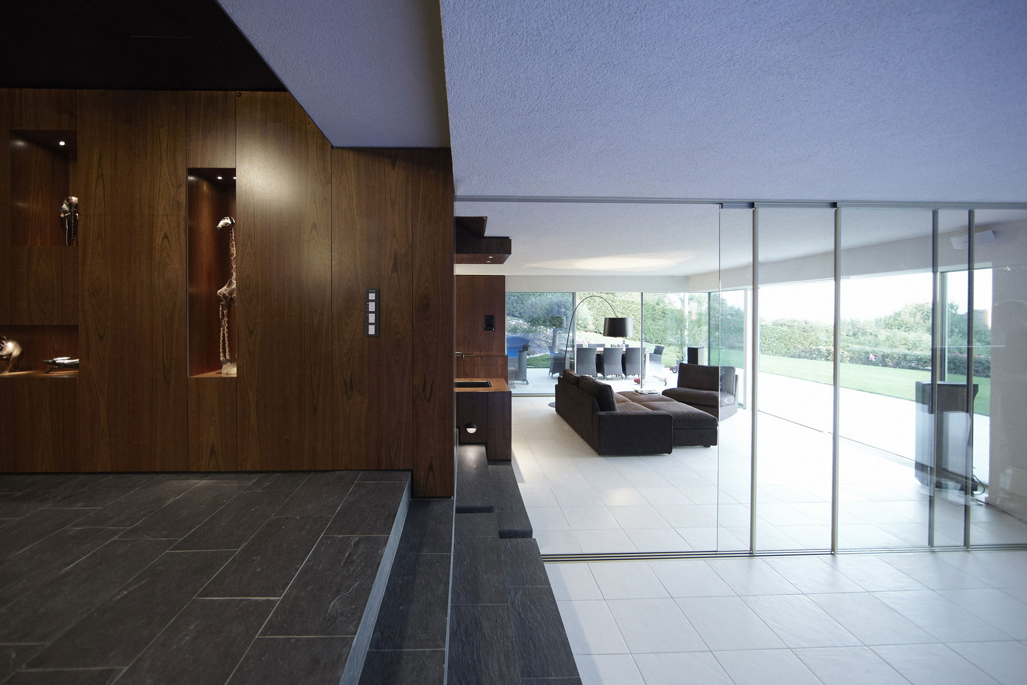 A Spacious Family Home Surrounded by Vast Expanses in Klosterneuburg, Austria by SUE ARCHITEKTEN (4)