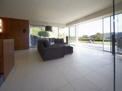 A Spacious Family Home Surrounded by Vast Expanses in Klosterneuburg, Austria by SUE ARCHITEKTEN (5)