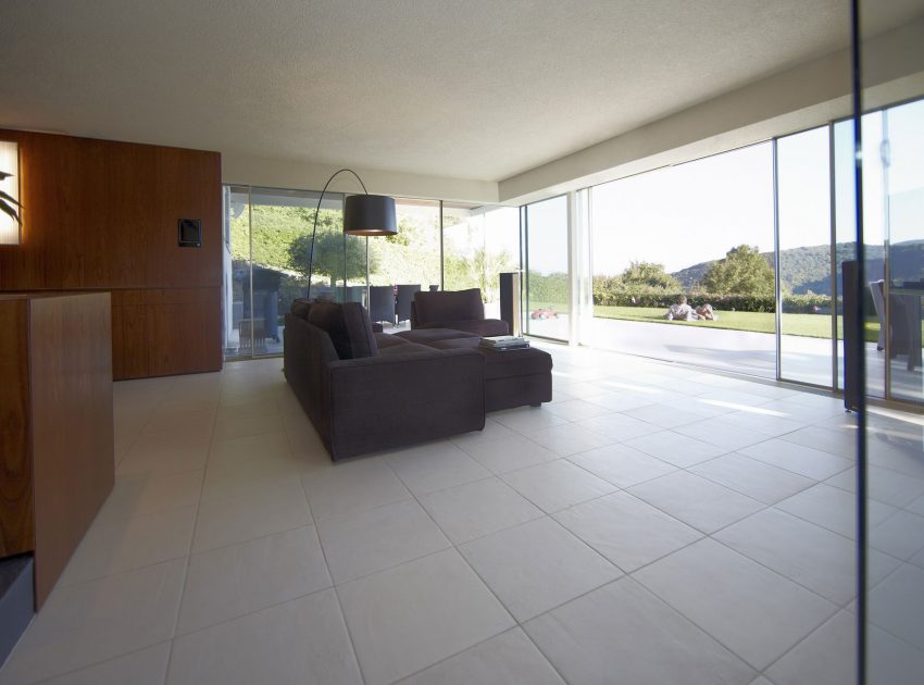 A Spacious Family Home Surrounded by Vast Expanses in Klosterneuburg, Austria by SUE ARCHITEKTEN (5)