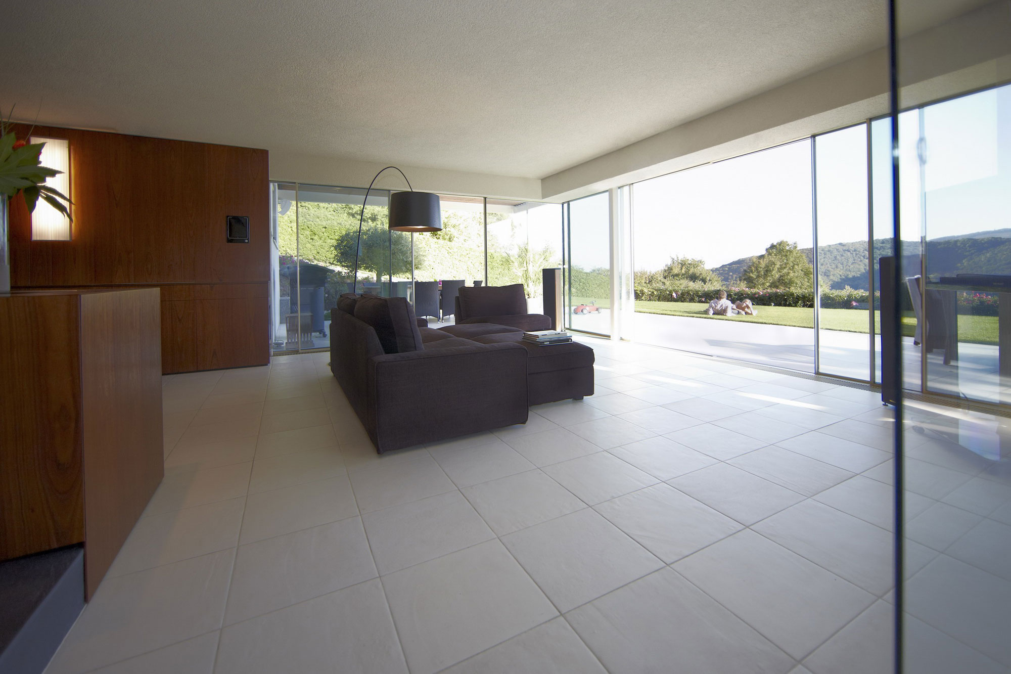 A Spacious Family Home Surrounded by Vast Expanses in Klosterneuburg, Austria by SUE ARCHITEKTEN (5)