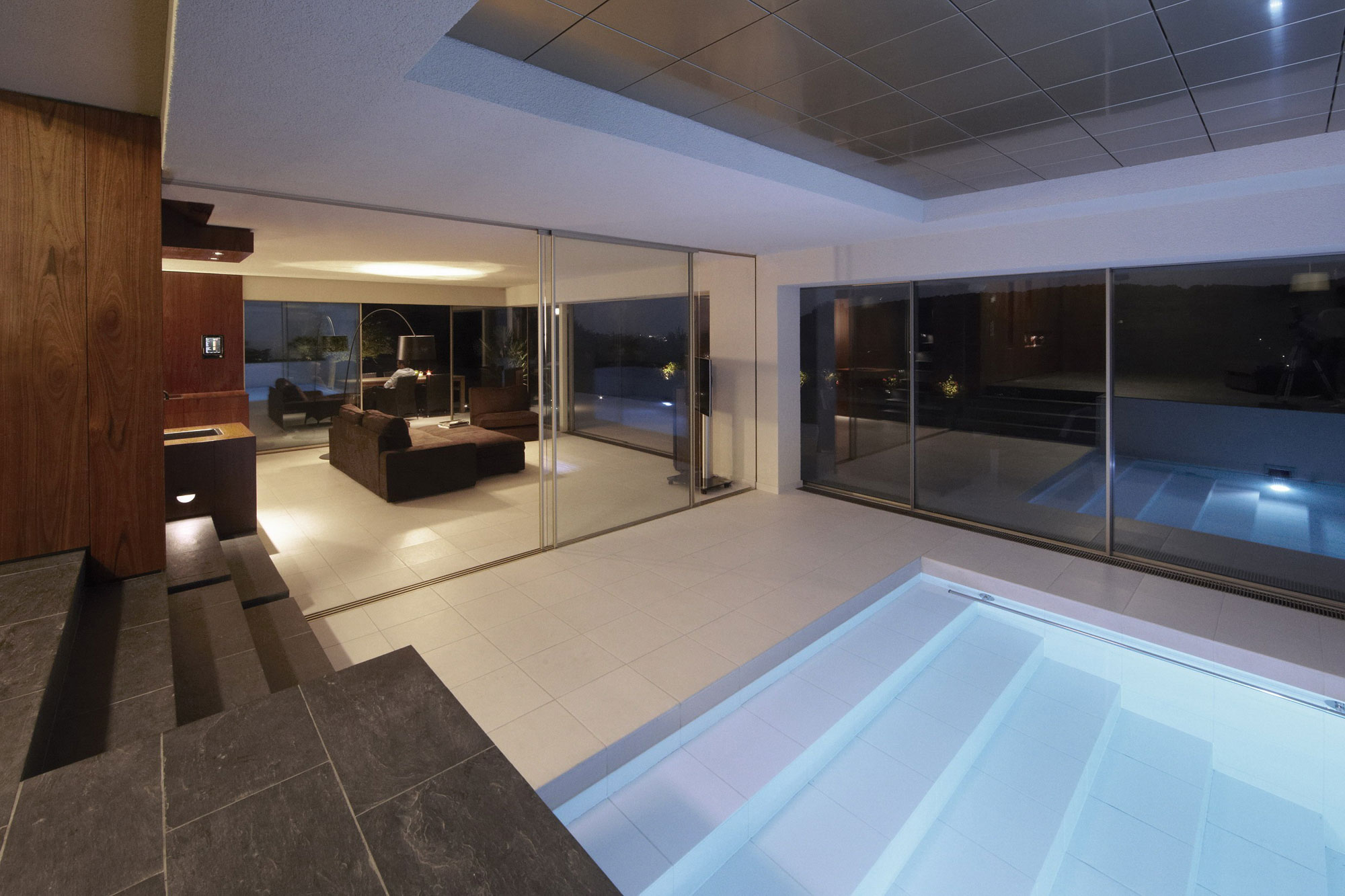 A Spacious Family Home Surrounded by Vast Expanses in Klosterneuburg, Austria by SUE ARCHITEKTEN (7)