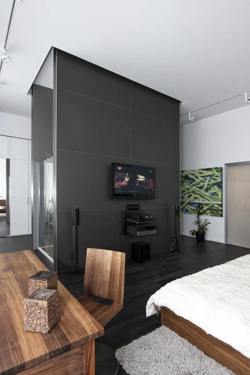 A Spacious House with Wood Elements and White Walls on the Edge of the Forest in Dnipropetrovsk by ArhObraz (9)