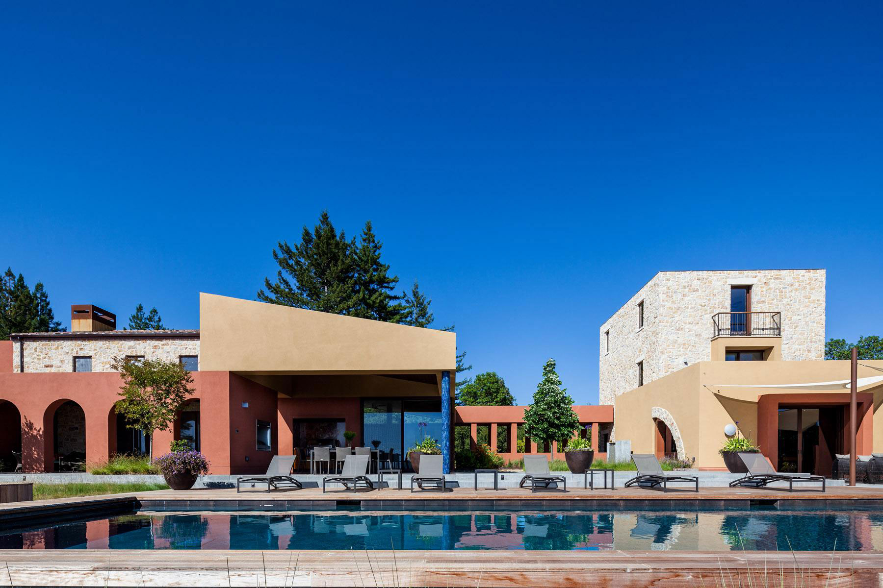 A Spacious Modern Country House with Spectacular Views in Monterrey Bay by AA Studio (1)