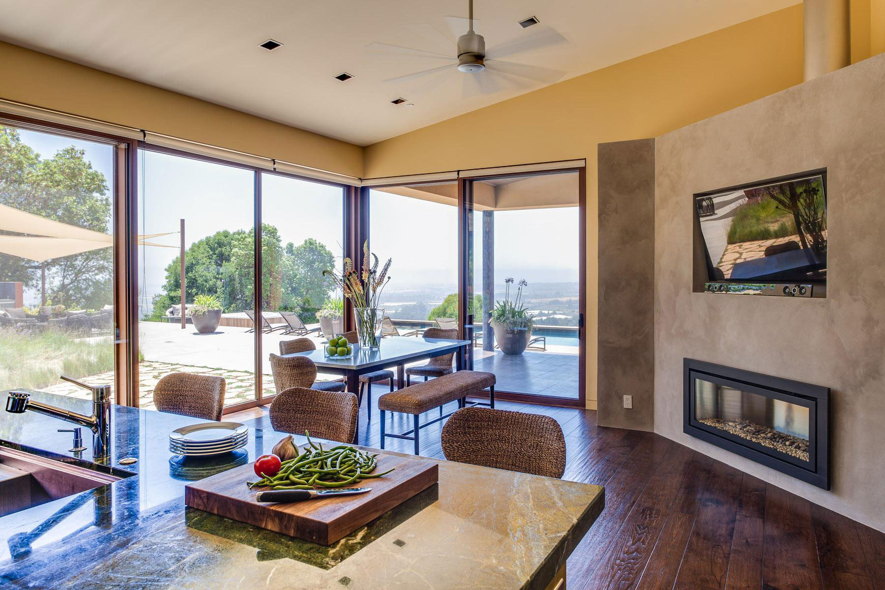 A Spacious Modern Country House with Spectacular Views in Monterrey Bay by AA Studio (32)