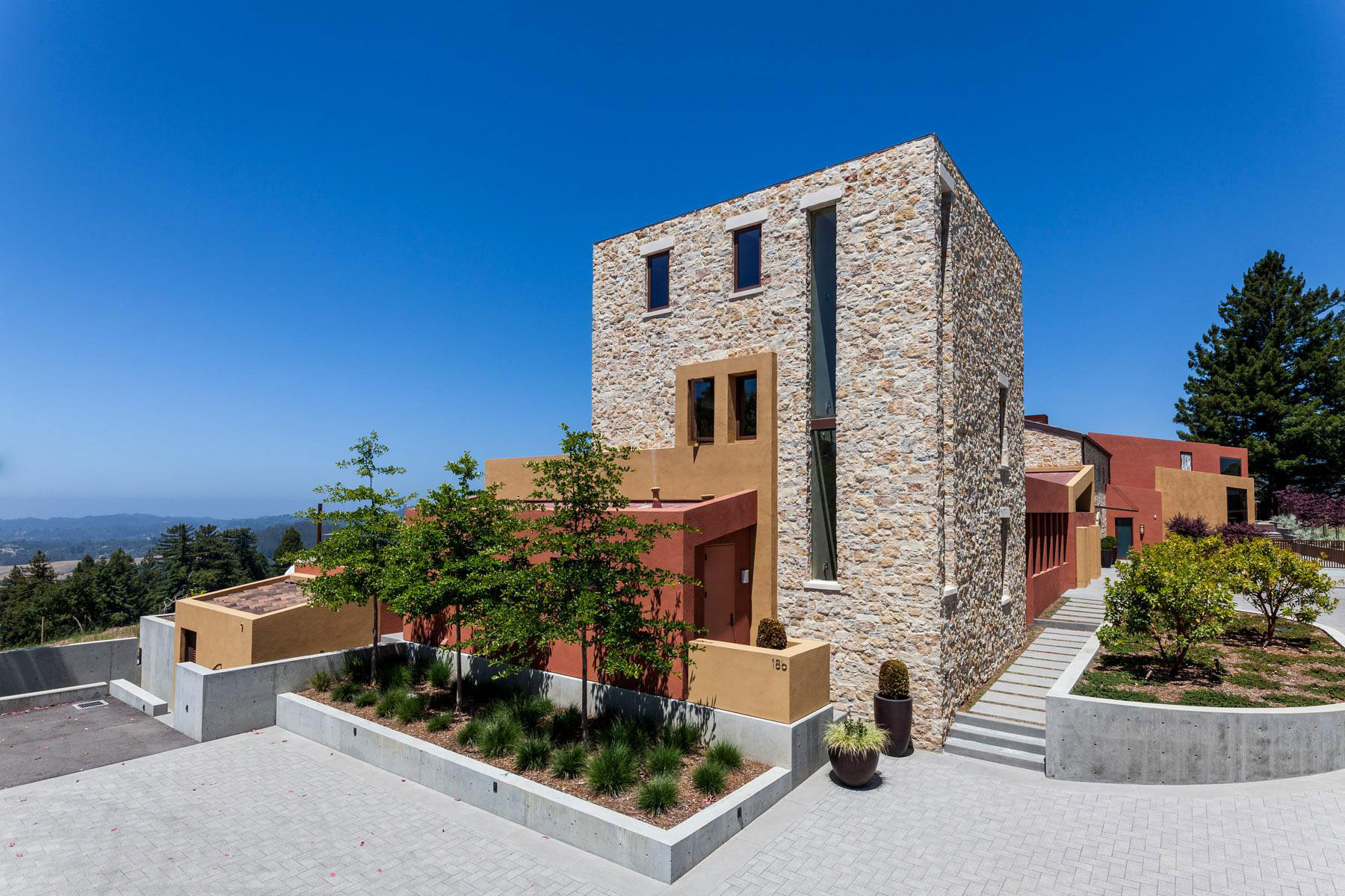 A Spacious Modern Country House with Spectacular Views in Monterrey Bay by AA Studio (7)