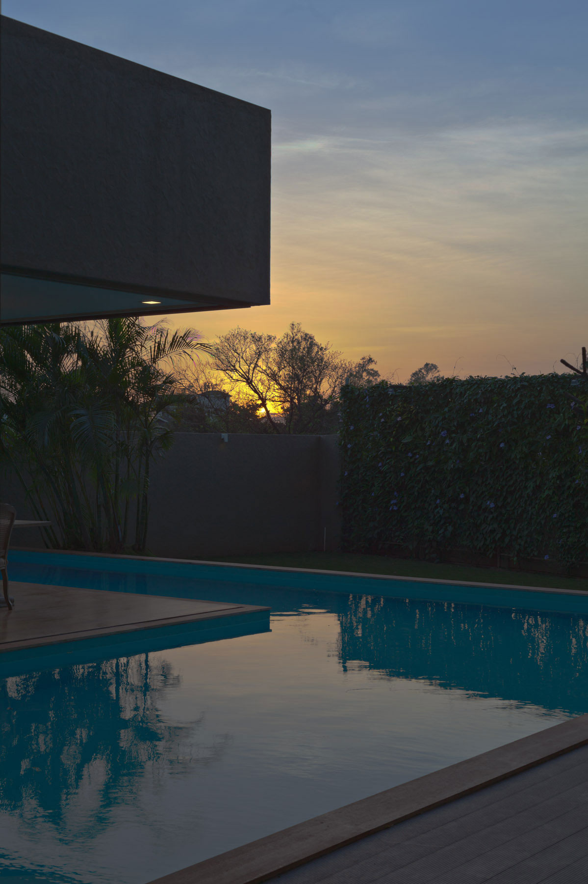 A Spacious Modern Retreat Surrounded by Gardens and Swimming Pool in Khandala, India by Abraham John ARCHITECTS (14)