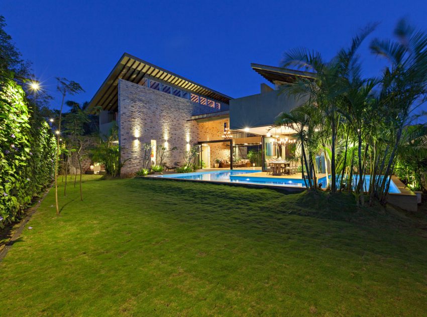 A Spacious Modern Retreat Surrounded by Gardens and Swimming Pool in Khandala, India by Abraham John ARCHITECTS (17)