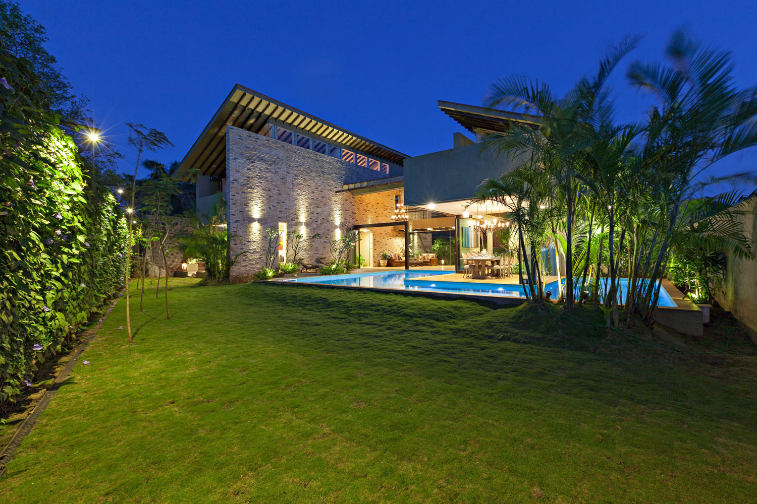 A Spacious Modern Retreat Surrounded by Gardens and Swimming Pool in Khandala, India by Abraham John ARCHITECTS (17)
