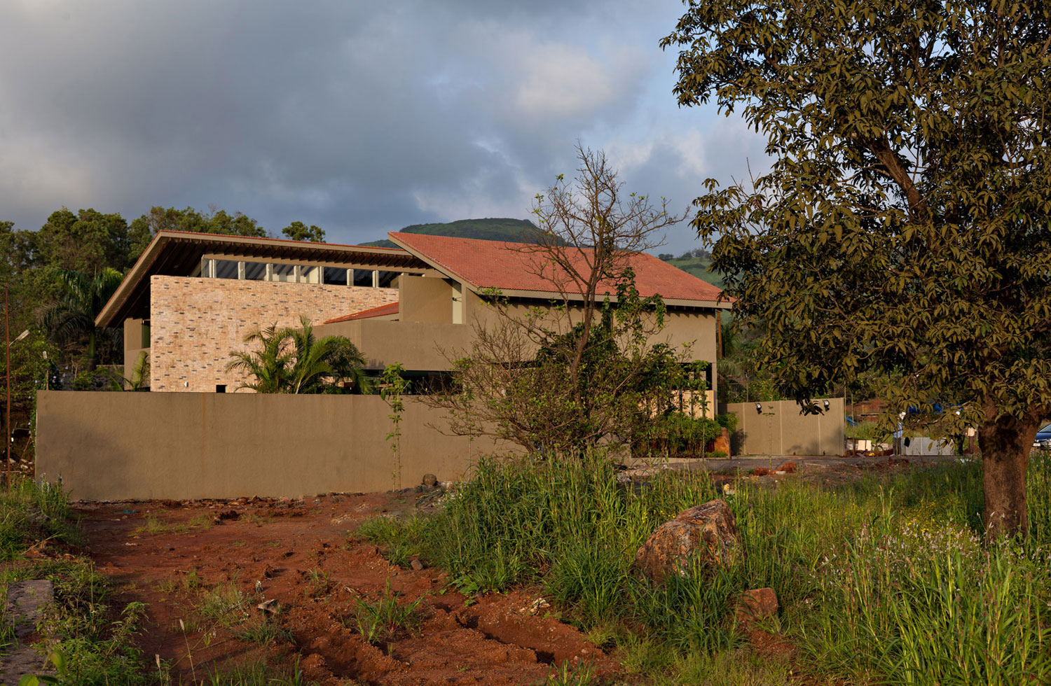 A Spacious Modern Retreat Surrounded by Gardens and Swimming Pool in Khandala, India by Abraham John ARCHITECTS (2)