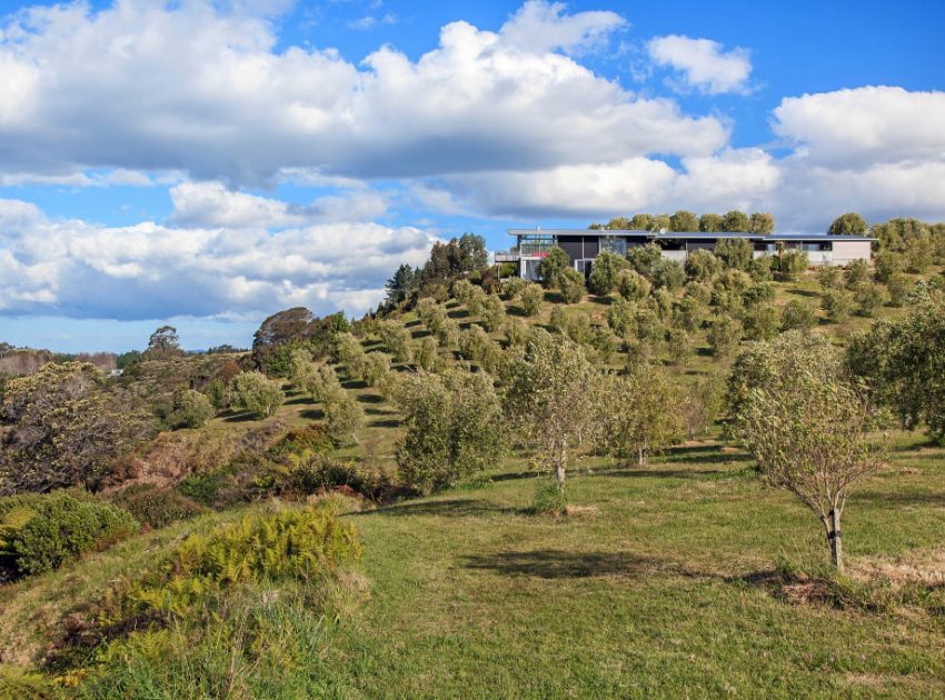 A Spacious Waterfront Home with Bold and Vibrant Interiors in Kerikeri by Richard Naish (10)