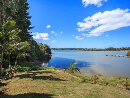 A Spacious Waterfront Home with Bold and Vibrant Interiors in Kerikeri by Richard Naish (11)