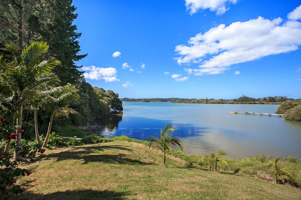 A Spacious Waterfront Home with Bold and Vibrant Interiors in Kerikeri by Richard Naish (11)