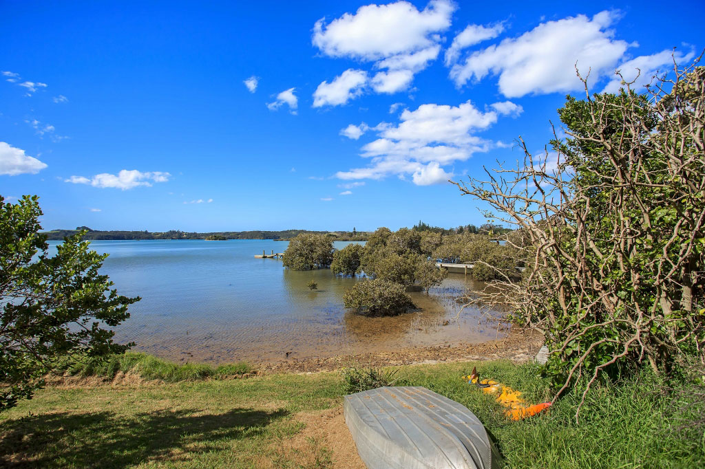 A Spacious Waterfront Home with Bold and Vibrant Interiors in Kerikeri by Richard Naish (12)