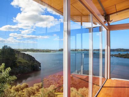 A Spacious Waterfront Home with Bold and Vibrant Interiors in Kerikeri by Richard Naish (20)