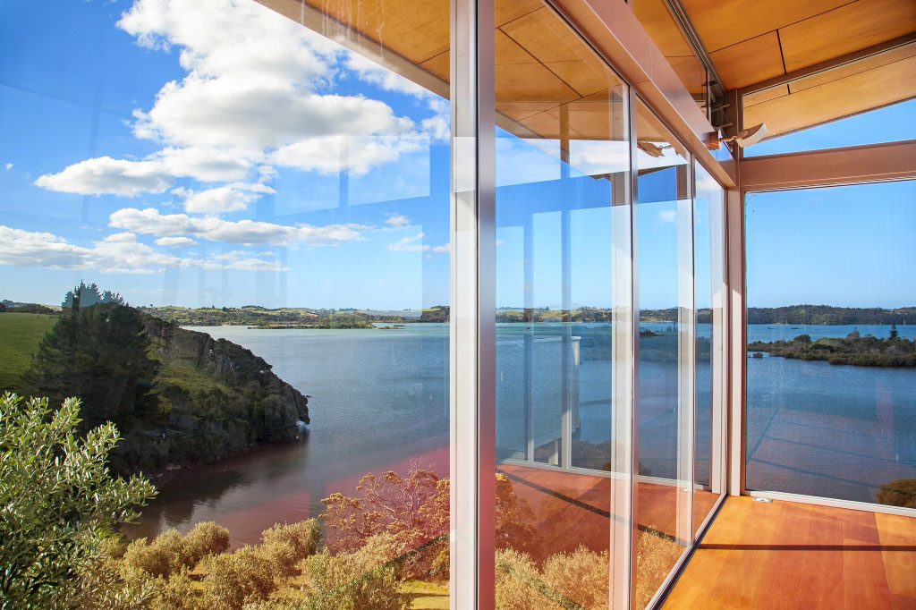 A Spacious Waterfront Home with Bold and Vibrant Interiors in Kerikeri by Richard Naish (20)