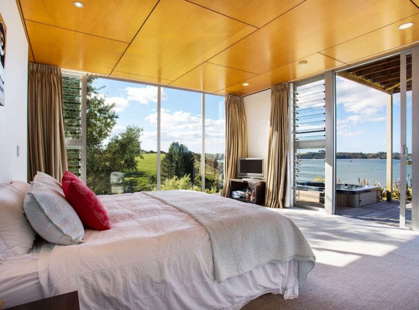 A Spacious Waterfront Home with Bold and Vibrant Interiors in Kerikeri by Richard Naish (27)