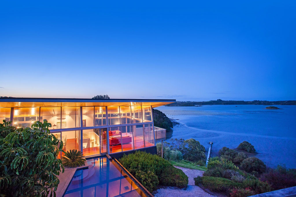 A Spacious Waterfront Home with Bold and Vibrant Interiors in Kerikeri by Richard Naish (4)