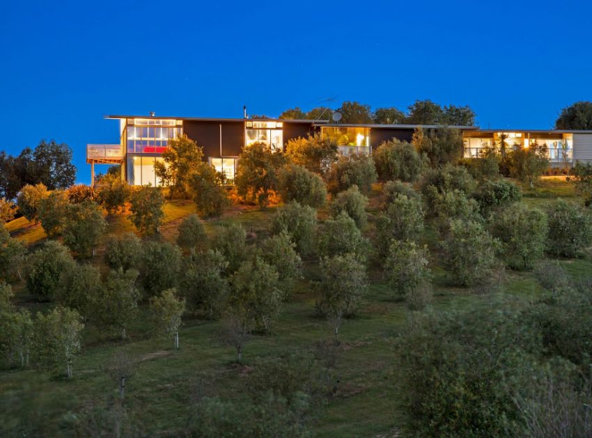 A Spacious Waterfront Home with Bold and Vibrant Interiors in Kerikeri by Richard Naish (5)