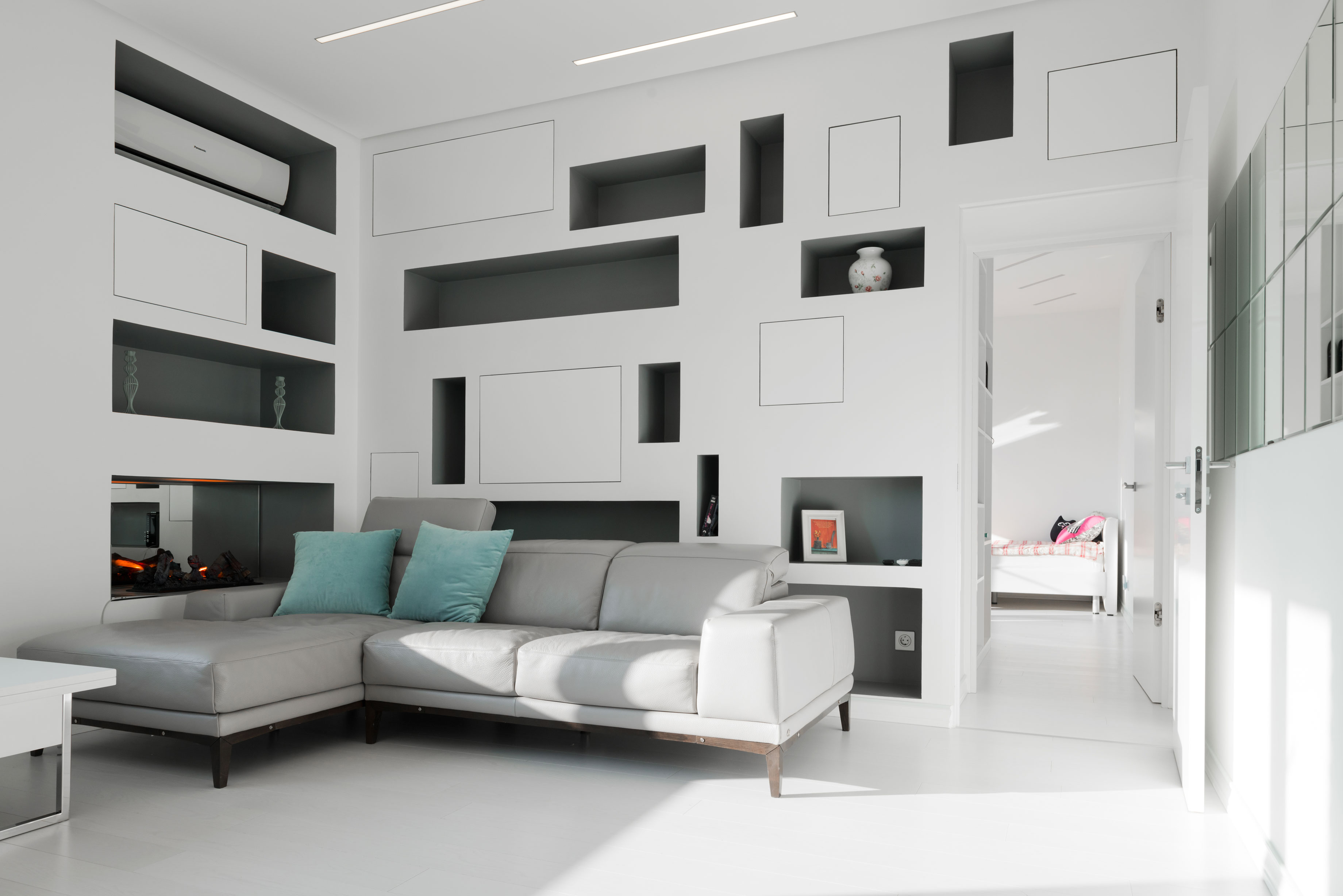 A Spacious and Bright Apartment with Clean and White Interiors in Moscow by Shamsudin Kerimov (1)