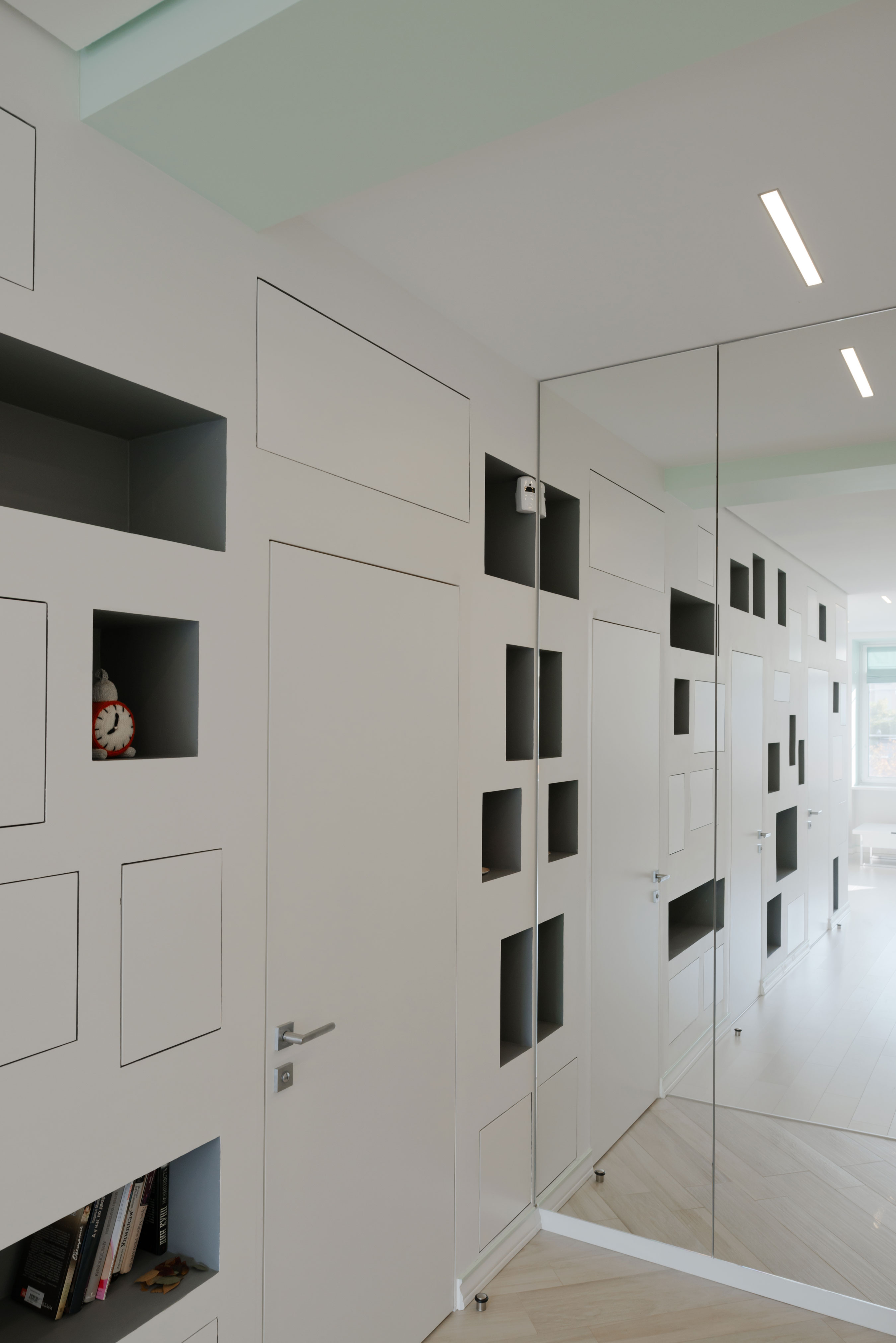 A Spacious and Bright Apartment with Clean and White Interiors in Moscow by Shamsudin Kerimov (10)