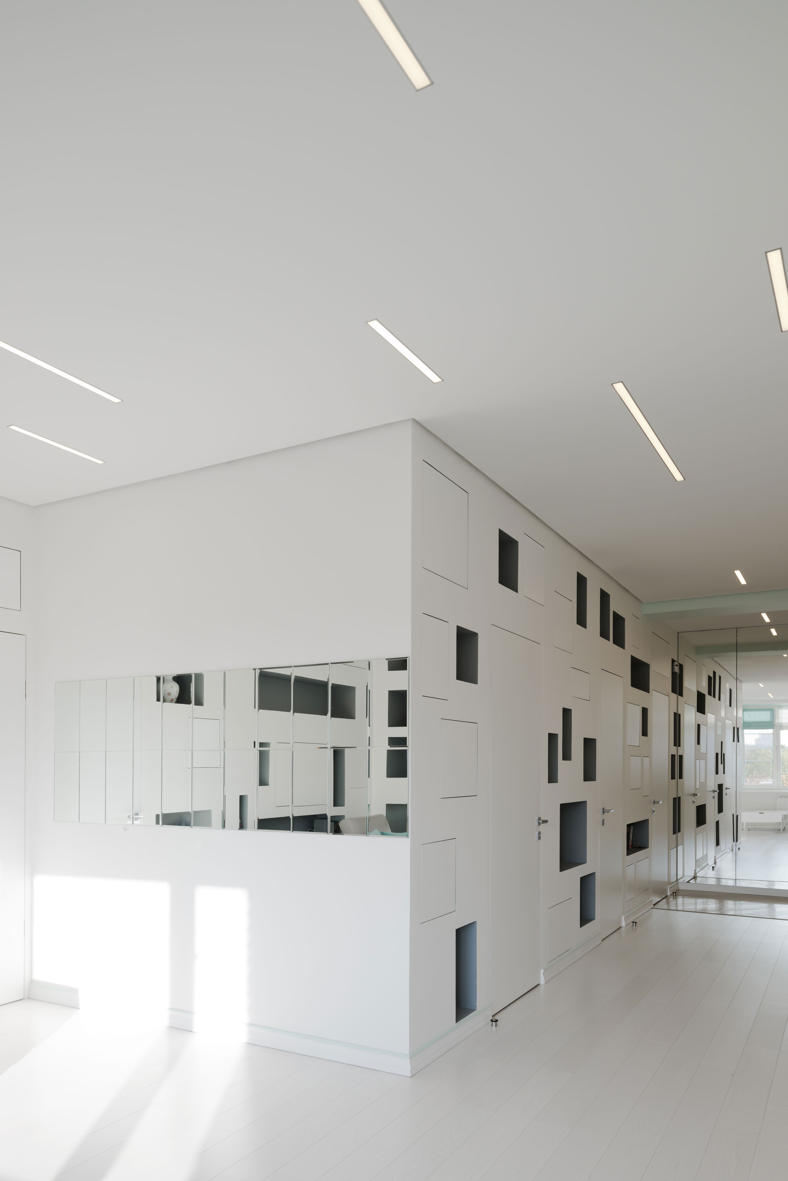 A Spacious and Bright Apartment with Clean and White Interiors in Moscow by Shamsudin Kerimov (11)