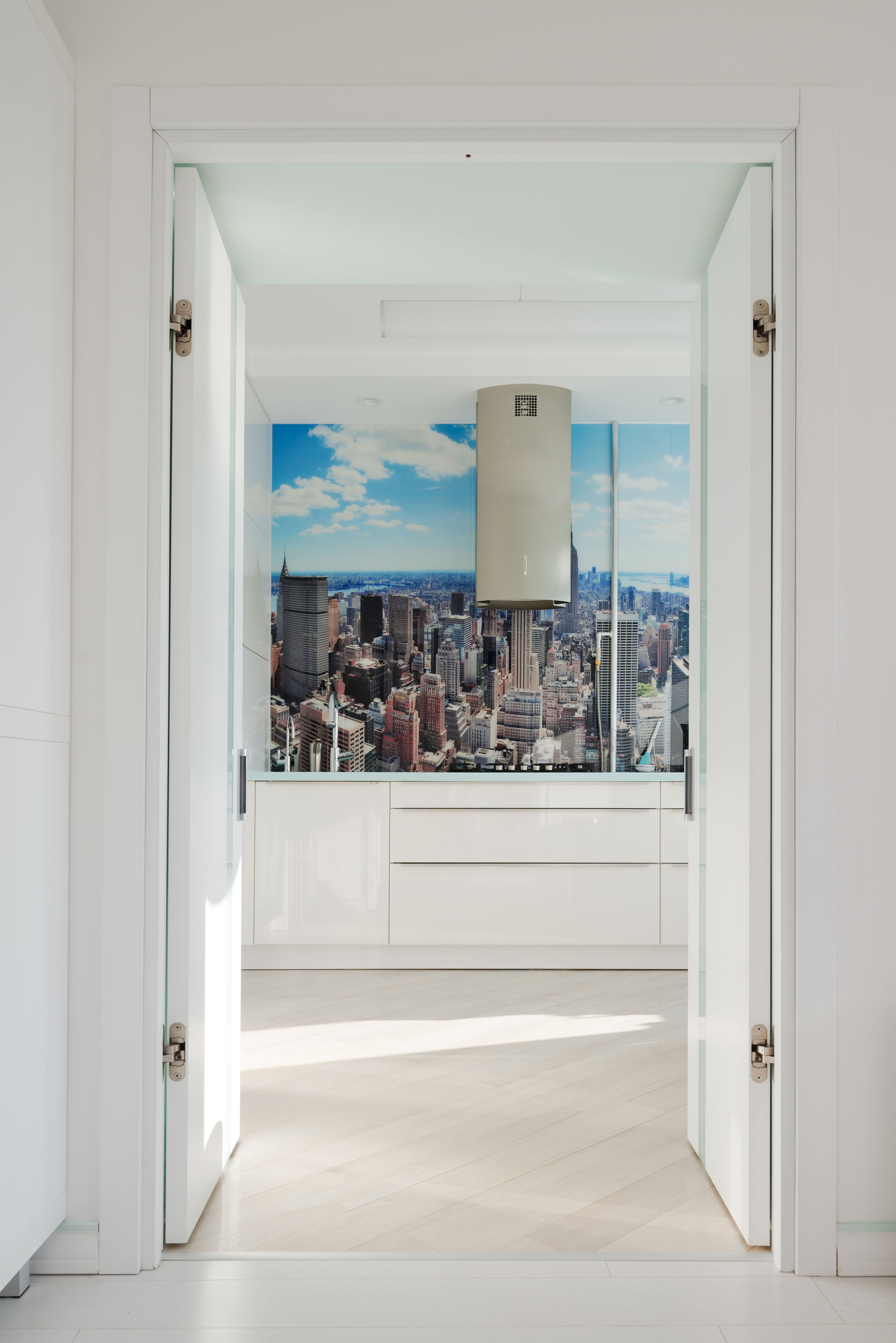 A Spacious and Bright Apartment with Clean and White Interiors in Moscow by Shamsudin Kerimov (13)