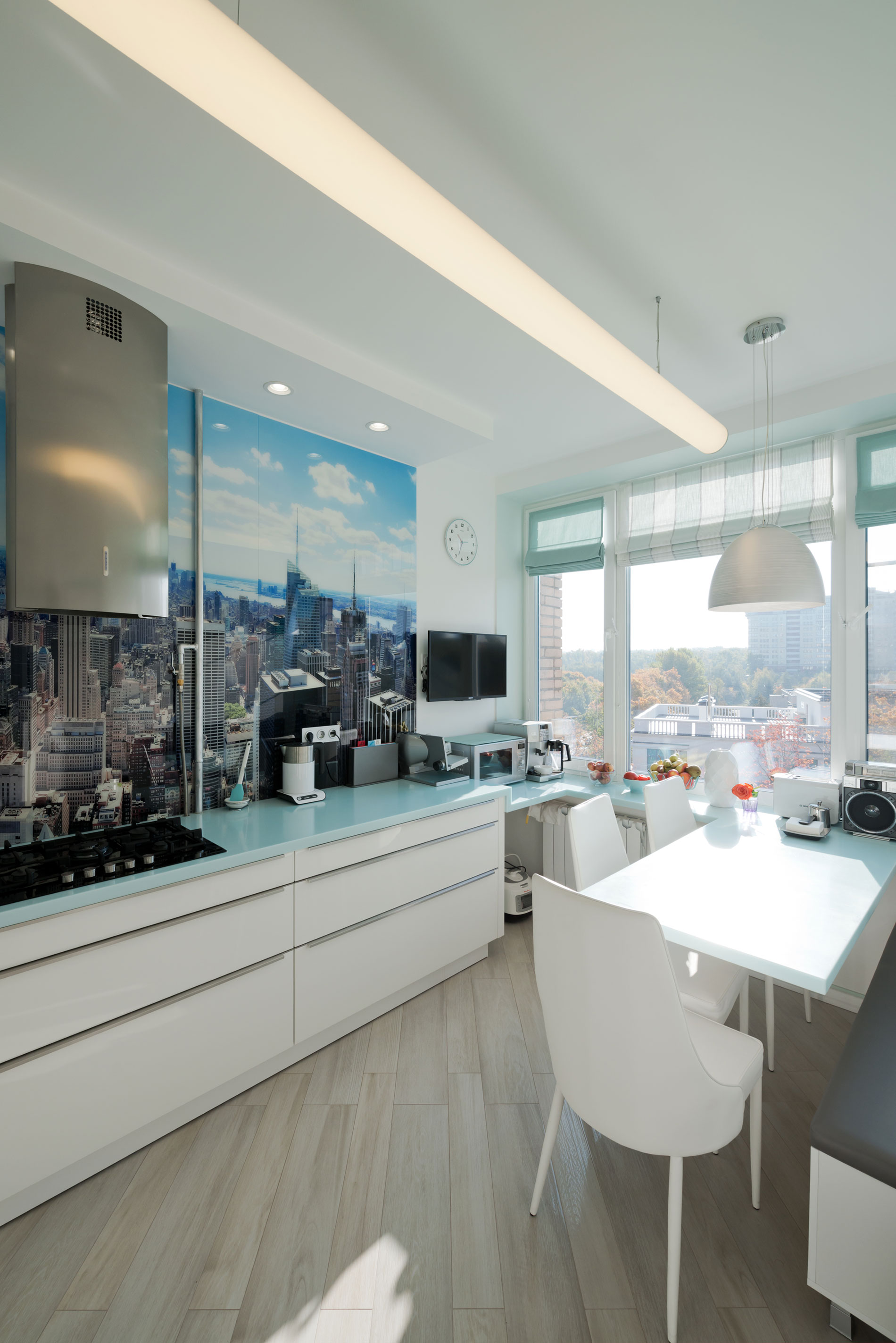 A Spacious and Bright Apartment with Clean and White Interiors in Moscow by Shamsudin Kerimov (15)