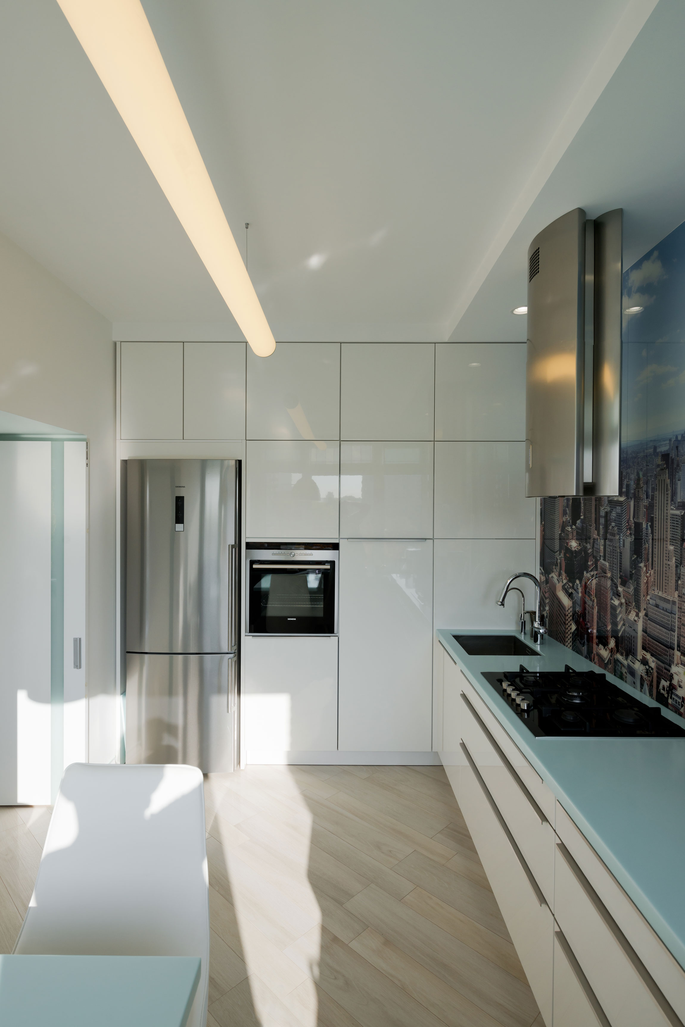 A Spacious and Bright Apartment with Clean and White Interiors in Moscow by Shamsudin Kerimov (16)