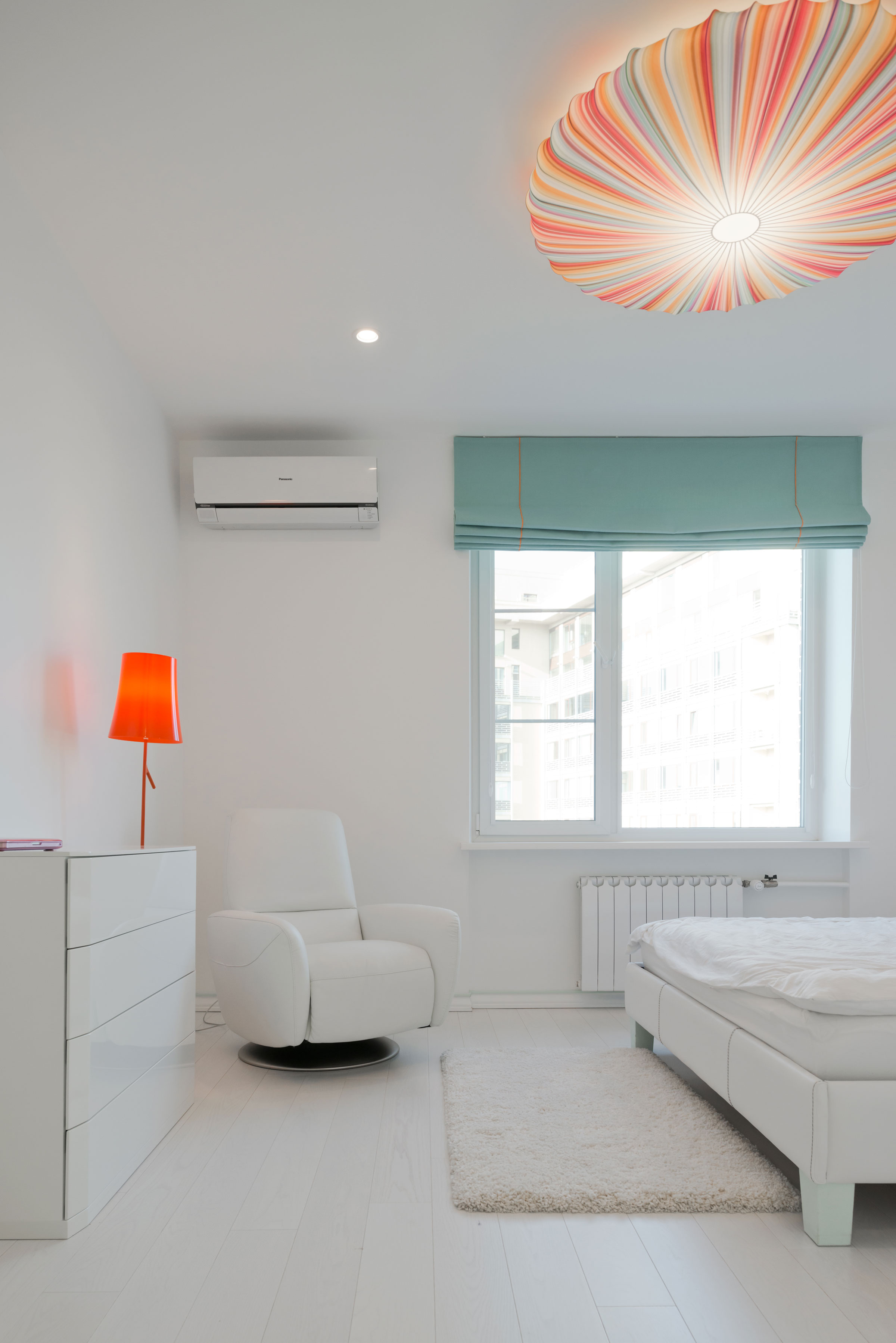 A Spacious and Bright Apartment with Clean and White Interiors in Moscow by Shamsudin Kerimov (17)