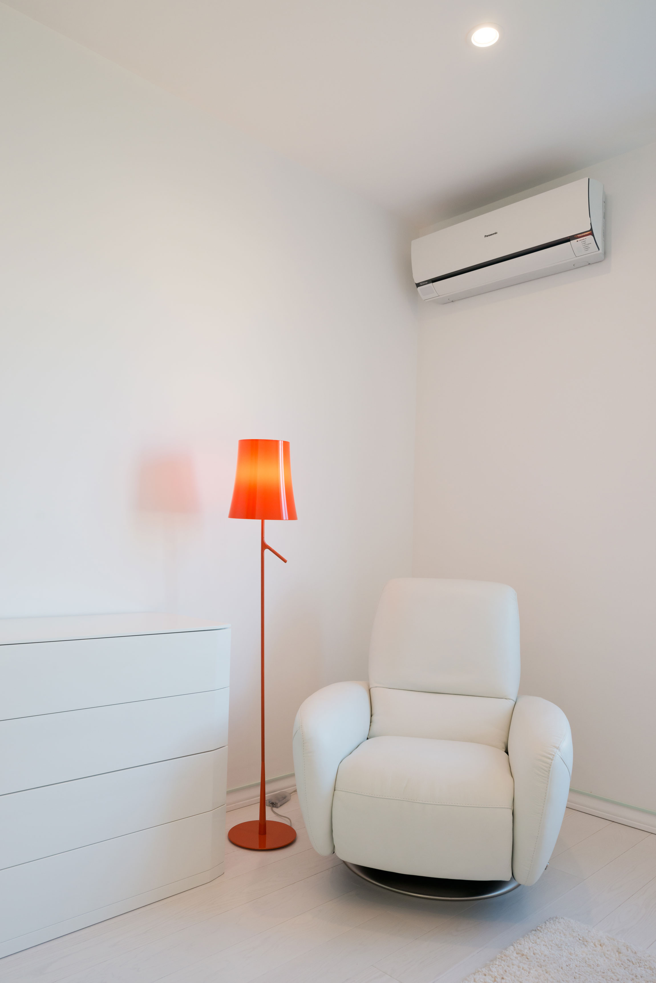 A Spacious and Bright Apartment with Clean and White Interiors in Moscow by Shamsudin Kerimov (18)