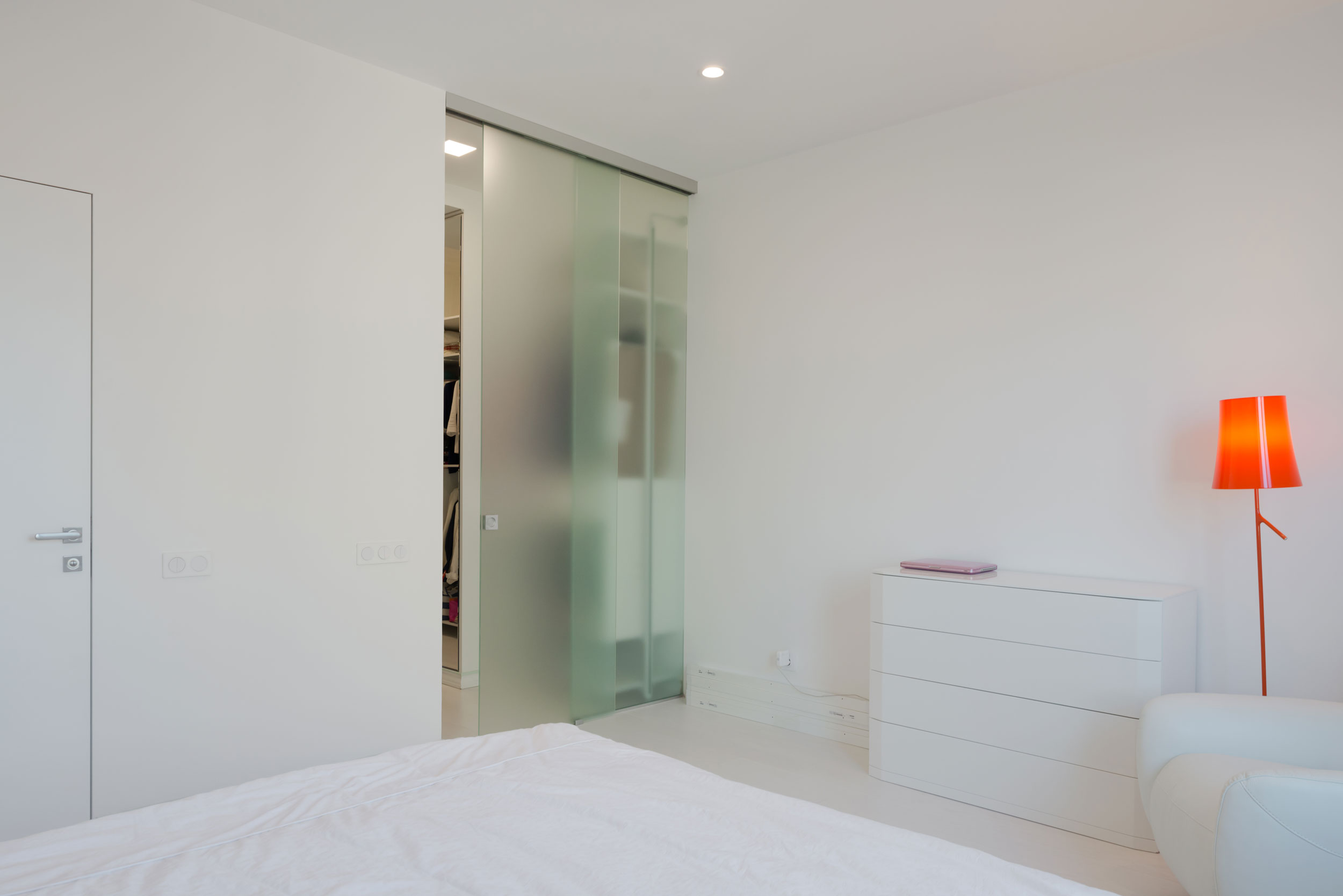 A Spacious and Bright Apartment with Clean and White Interiors in Moscow by Shamsudin Kerimov (19)