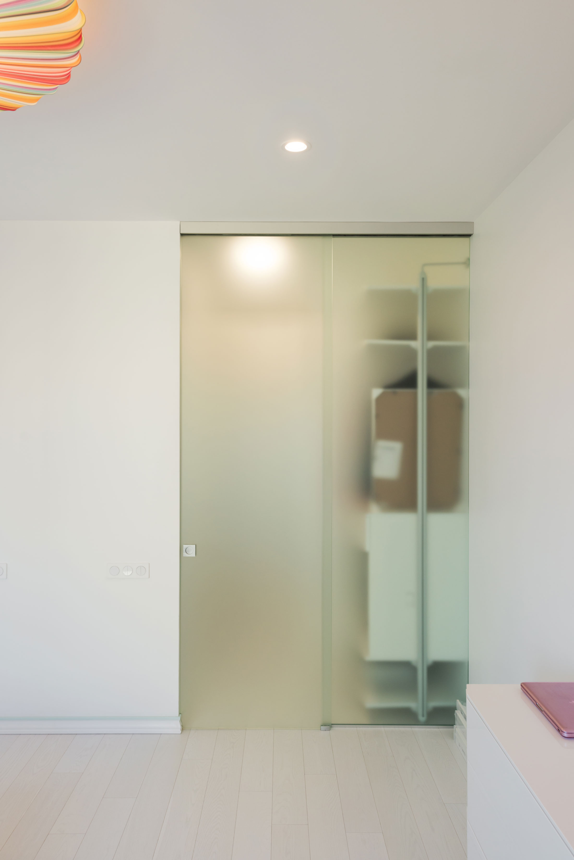 A Spacious and Bright Apartment with Clean and White Interiors in Moscow by Shamsudin Kerimov (20)