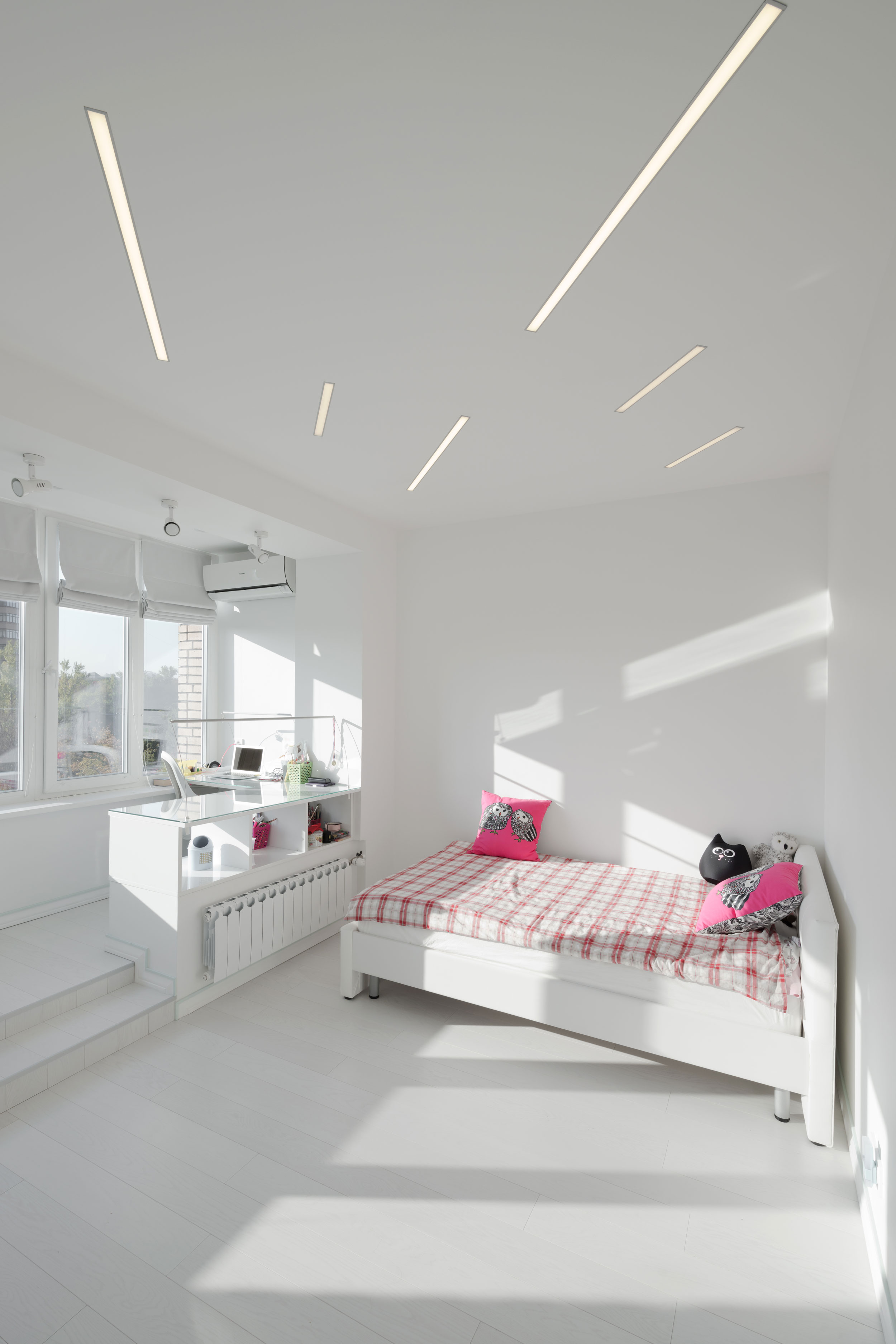 A Spacious and Bright Apartment with Clean and White Interiors in Moscow by Shamsudin Kerimov (22)