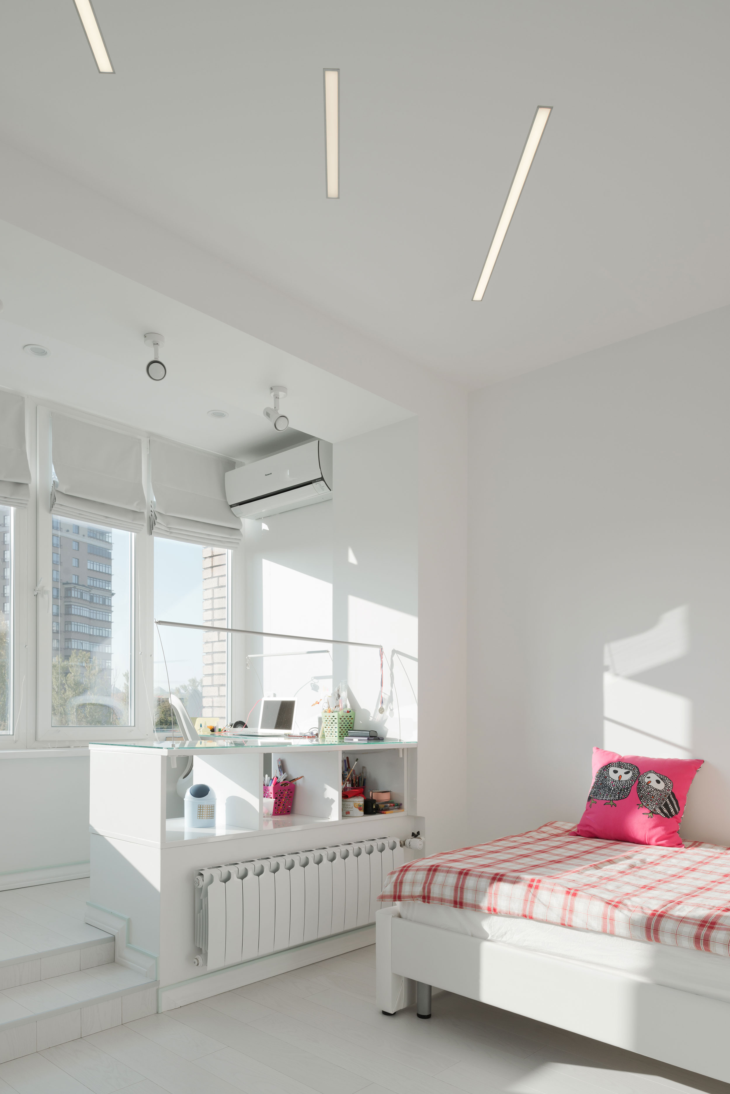 A Spacious and Bright Apartment with Clean and White Interiors in Moscow by Shamsudin Kerimov (24)