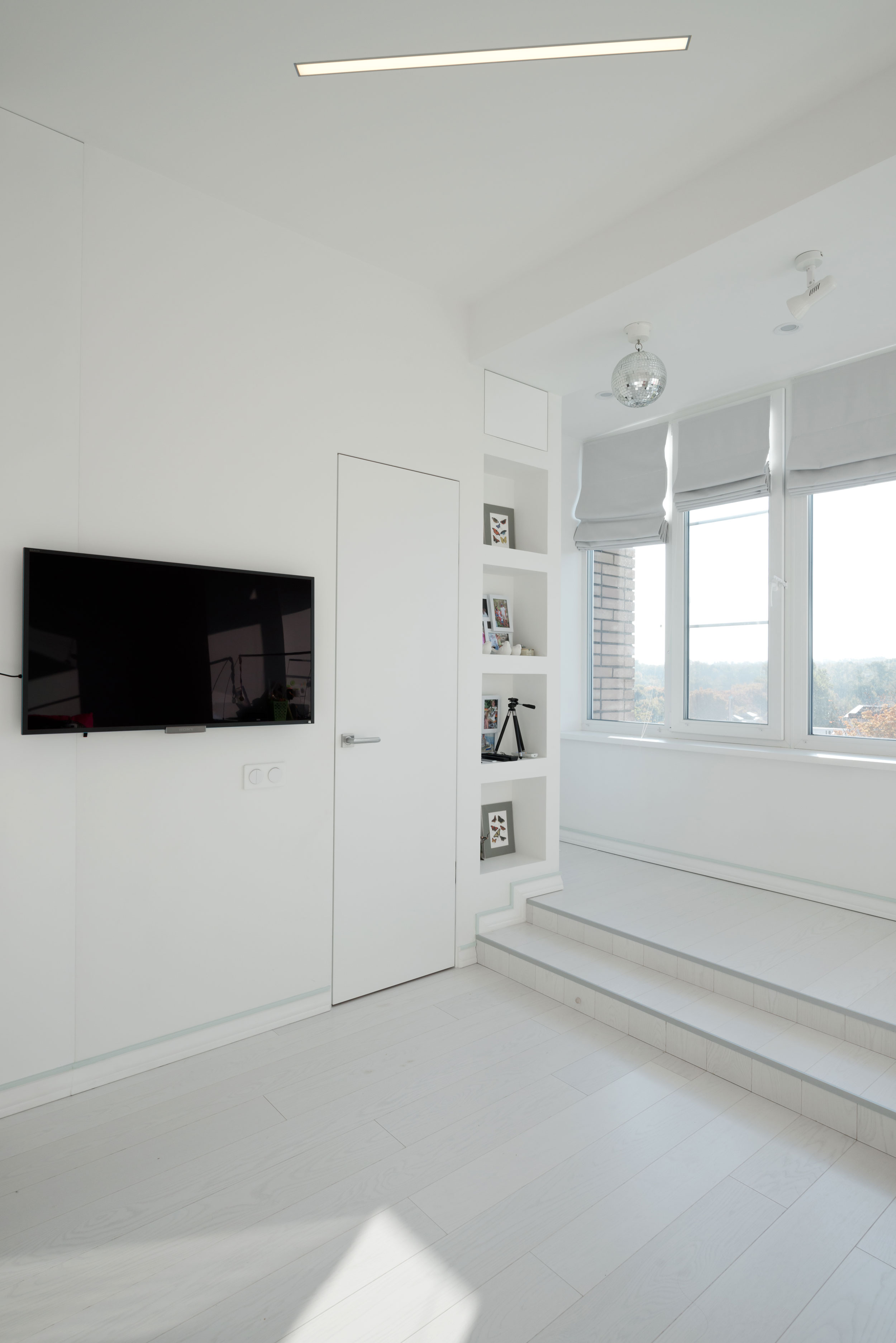 A Spacious and Bright Apartment with Clean and White Interiors in Moscow by Shamsudin Kerimov (25)