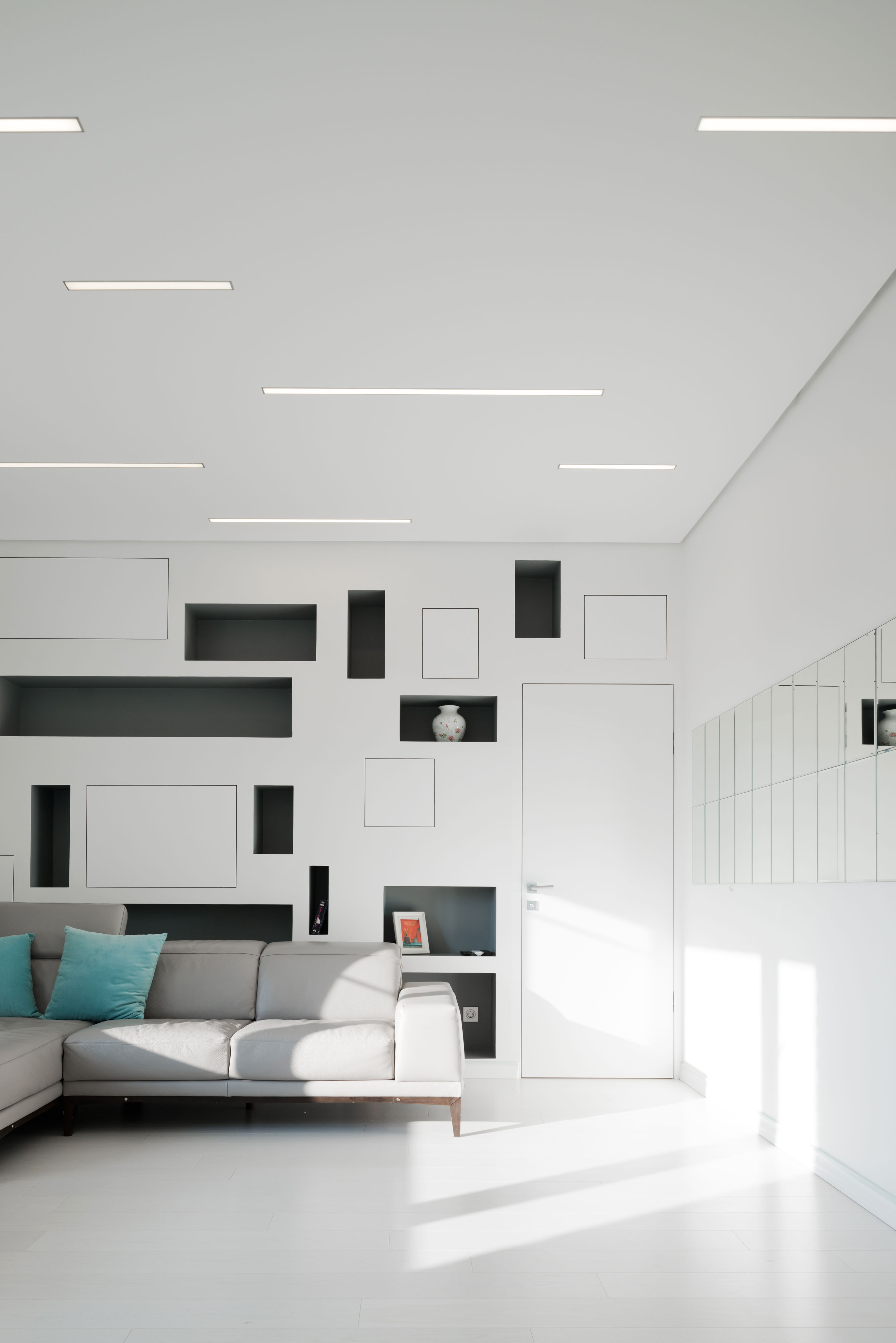 A Spacious and Bright Apartment with Clean and White Interiors in Moscow by Shamsudin Kerimov (5)