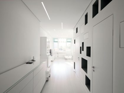 A Spacious and Bright Apartment with Clean and White Interiors in Moscow by Shamsudin Kerimov (7)