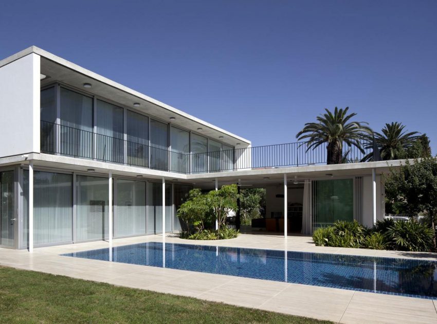 A Spacious and Comfortable Contemporary House with Pool in Tel Aviv, Israel by Weinstein Vaadia Architects (1)