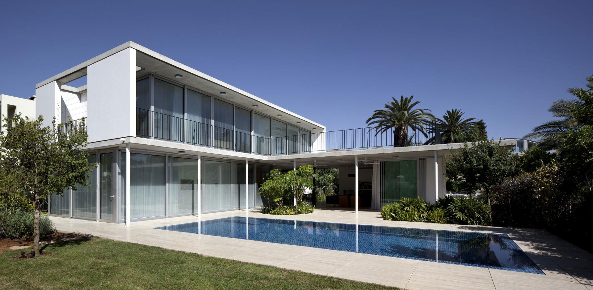 A Spacious and Comfortable Contemporary House with Pool in Tel Aviv, Israel by Weinstein Vaadia Architects (1)