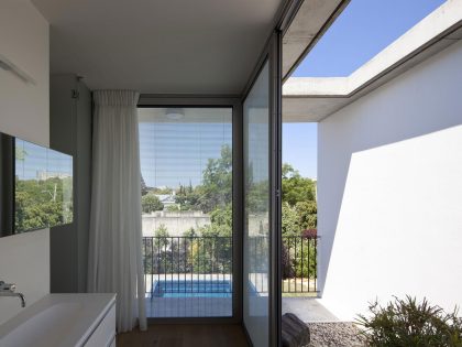 A Spacious and Comfortable Contemporary House with Pool in Tel Aviv, Israel by Weinstein Vaadia Architects (10)