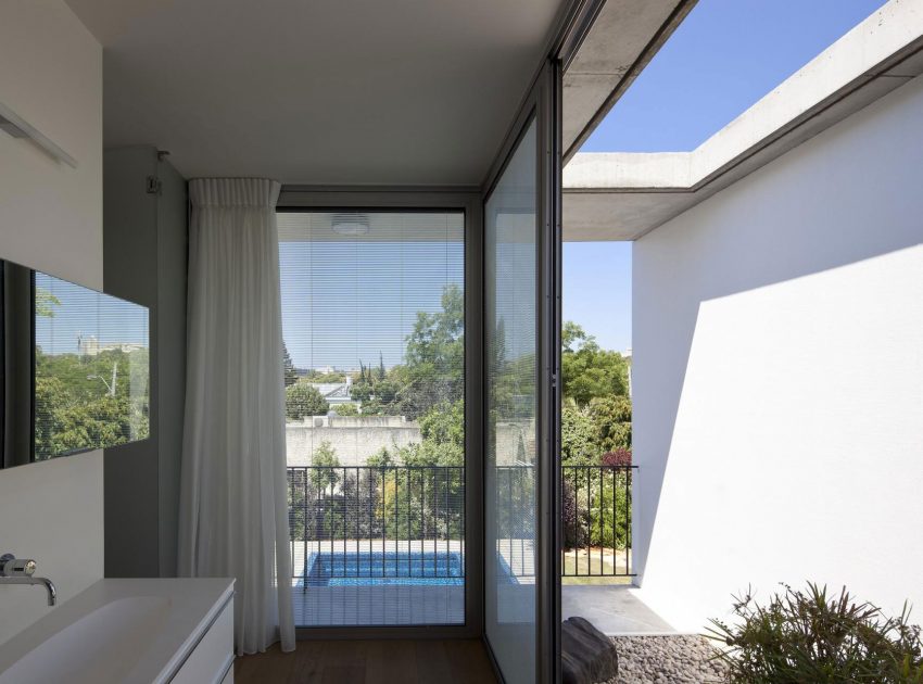 A Spacious and Comfortable Contemporary House with Pool in Tel Aviv, Israel by Weinstein Vaadia Architects (10)