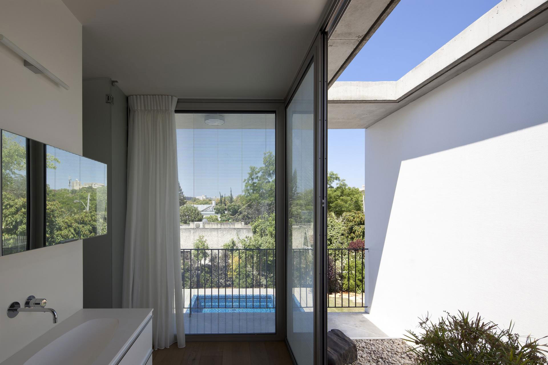 A Spacious and Comfortable Contemporary House with Pool in Tel Aviv, Israel by Weinstein Vaadia Architects (10)