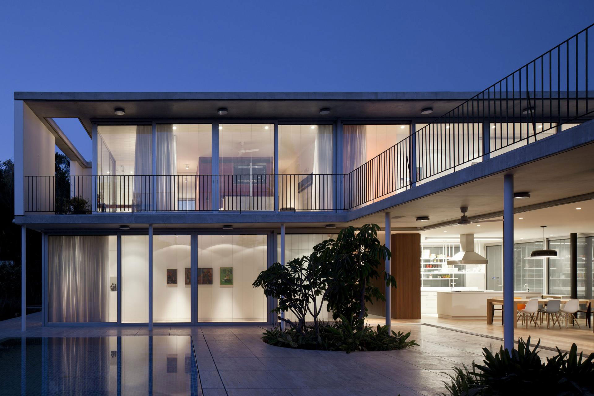 A Spacious and Comfortable Contemporary House with Pool in Tel Aviv, Israel by Weinstein Vaadia Architects (11)