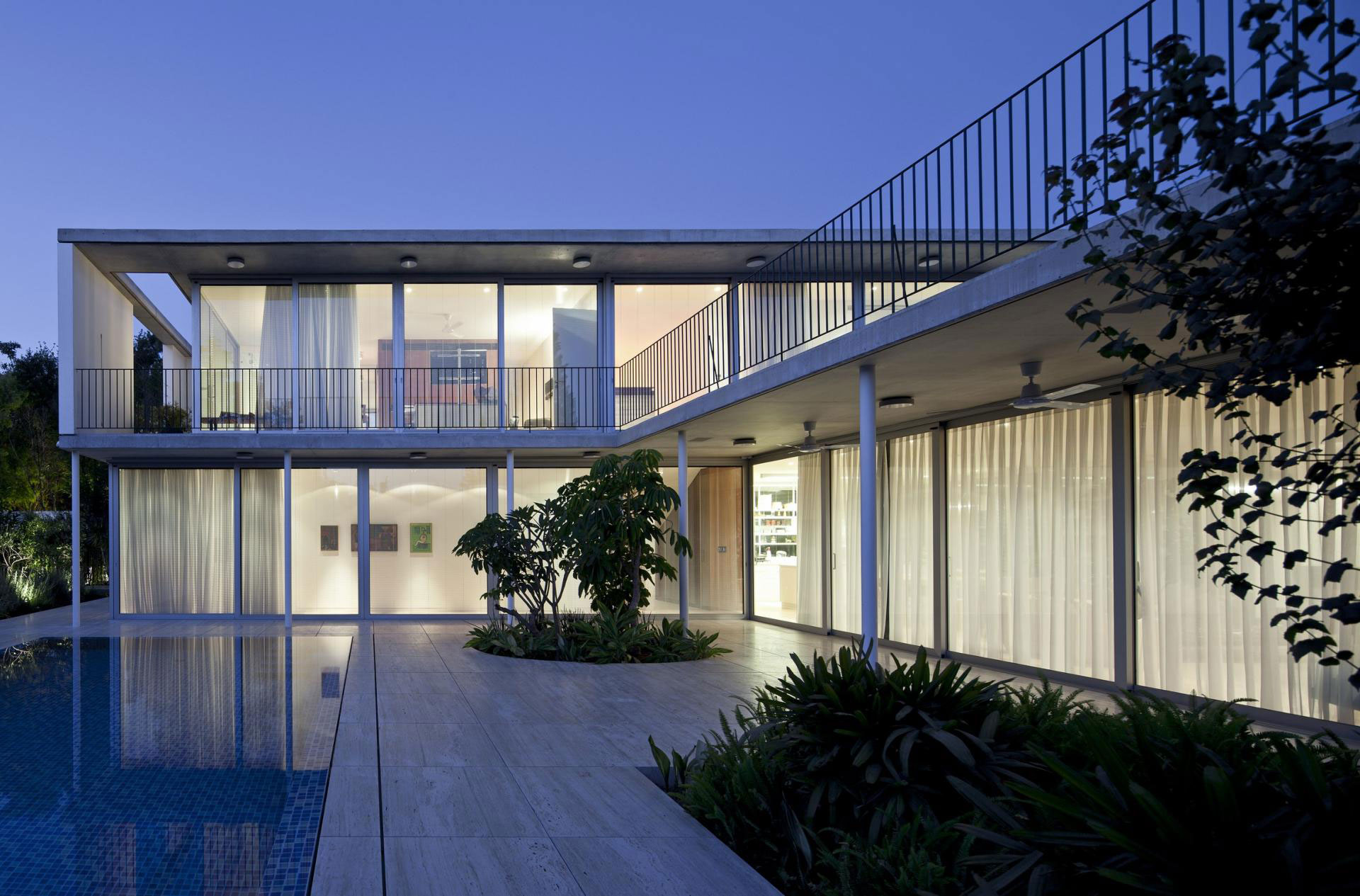 A Spacious and Comfortable Contemporary House with Pool in Tel Aviv, Israel by Weinstein Vaadia Architects (12)