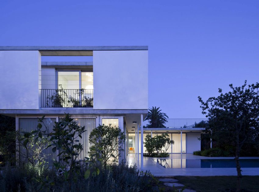 A Spacious and Comfortable Contemporary House with Pool in Tel Aviv, Israel by Weinstein Vaadia Architects (13)