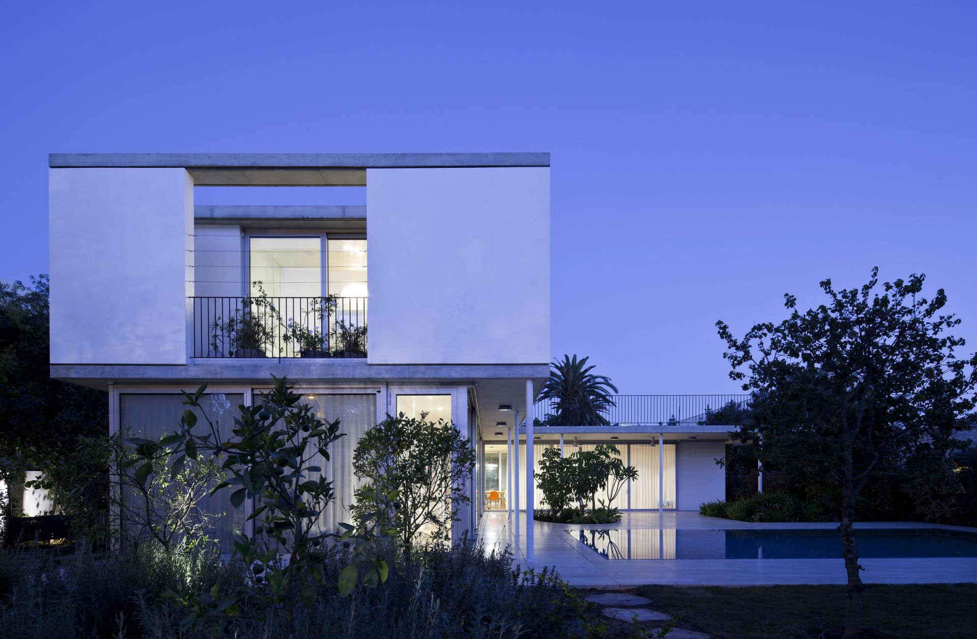 A Spacious and Comfortable Contemporary House with Pool in Tel Aviv, Israel by Weinstein Vaadia Architects (13)